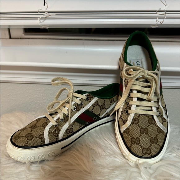 Gucci Beige Sneakers with Green and Red Stripe - Picture 2 of 4
